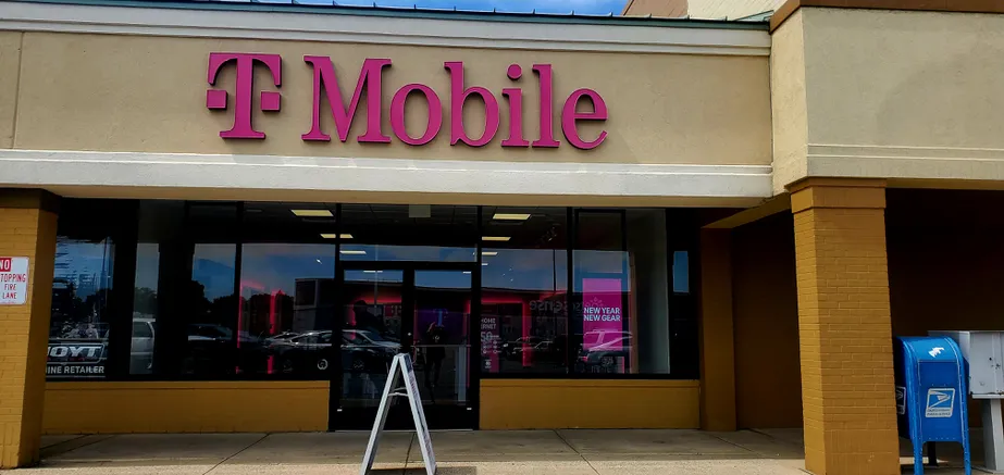 Foto del exterior de la tienda T-Mobile en E Clifty Dr & Ivy Tech Dr, Madison, IN