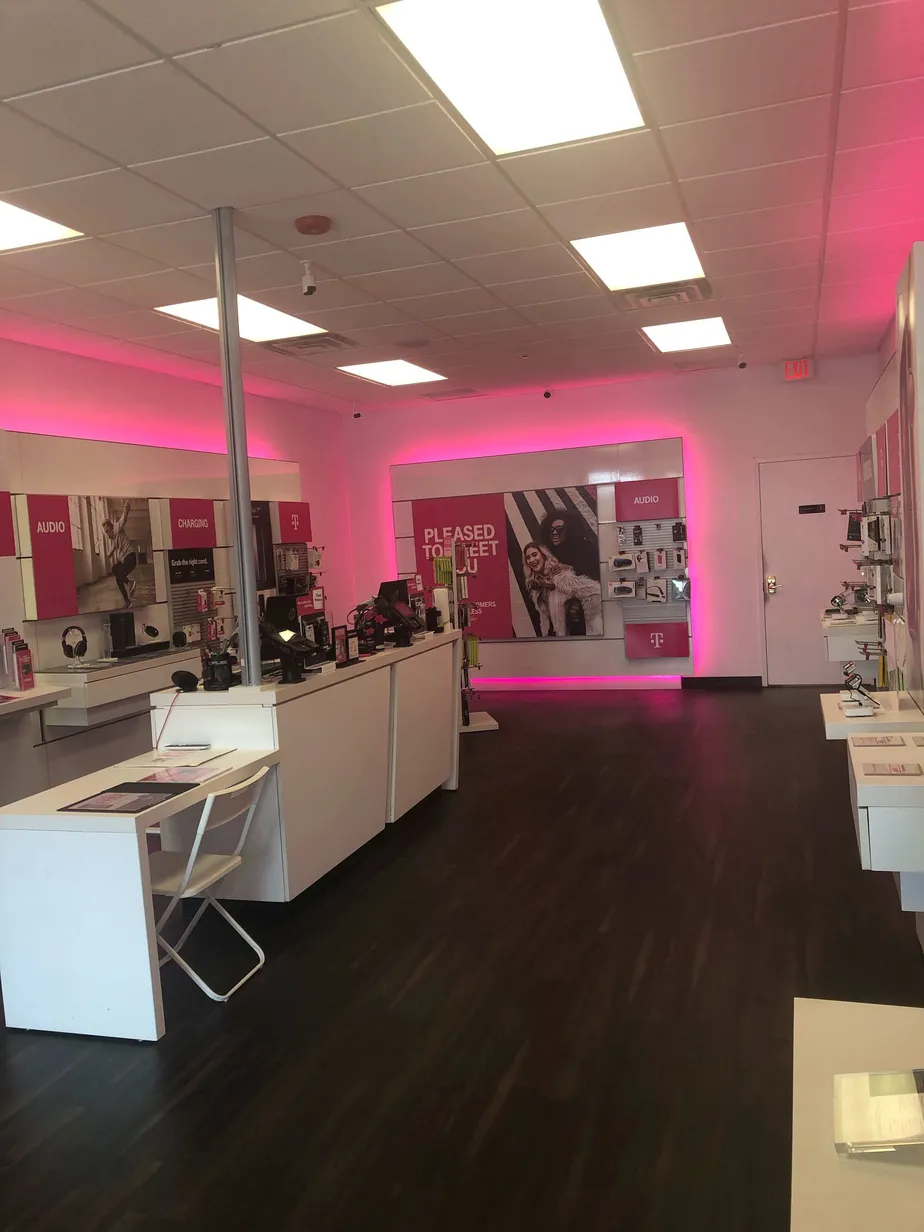 Foto del interior de la tienda T-Mobile en Clay Pitts Rd & Larkfield Rd, East Northport, NY