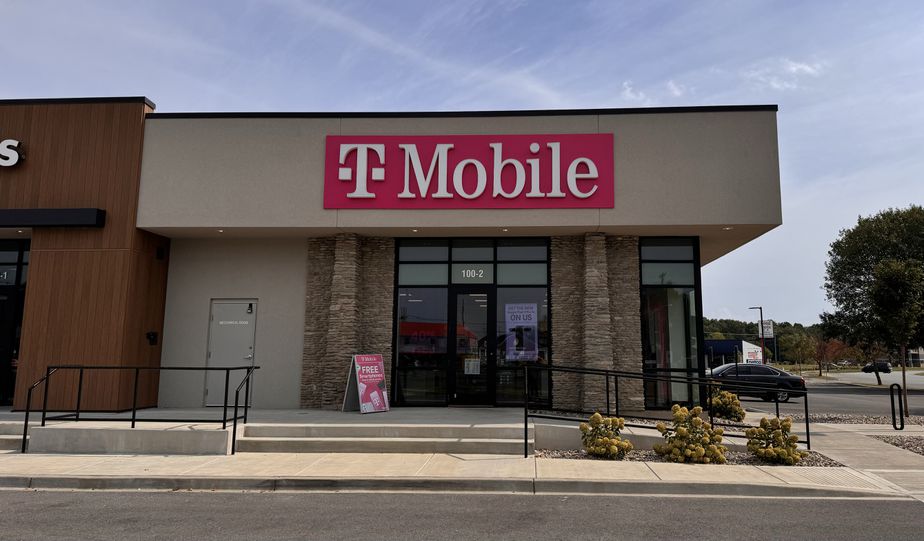 Exterior photo of T-Mobile Store at N Dixie Blvd & E Lincoln Trl, Radcliff, KY