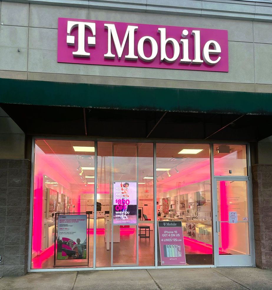 Exterior photo of T-Mobile Store at Nashville Rd & Memorial Dr, Franklin, KY