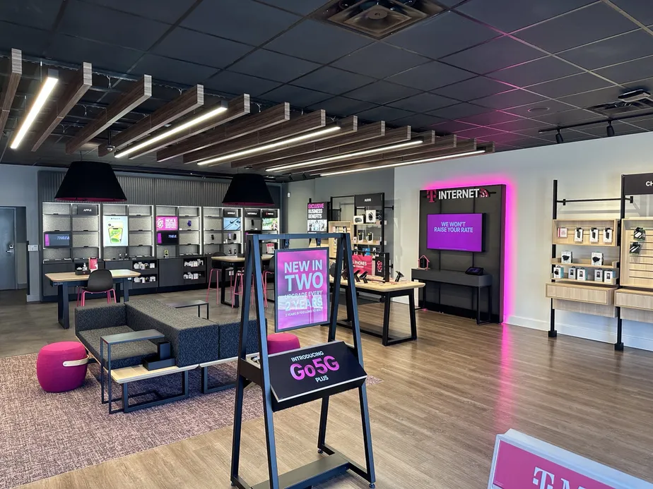 Foto del interior de la tienda T-Mobile en Bluebonnet Blvd & Perkins Rd, Baton Rouge, LA