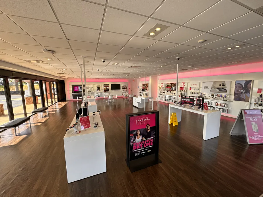 Foto del interior de la tienda T-Mobile en Cobb Pkwy Marietta, Marietta, GA