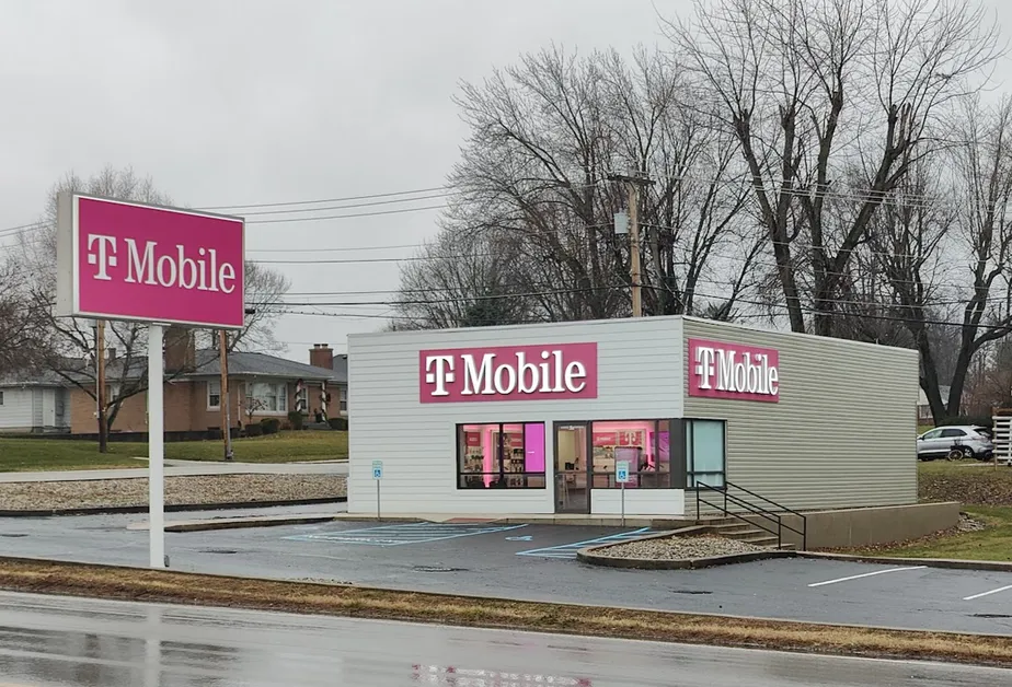  Exterior photo of T-Mobile Store at Broadway & Albert, Peru, IN 