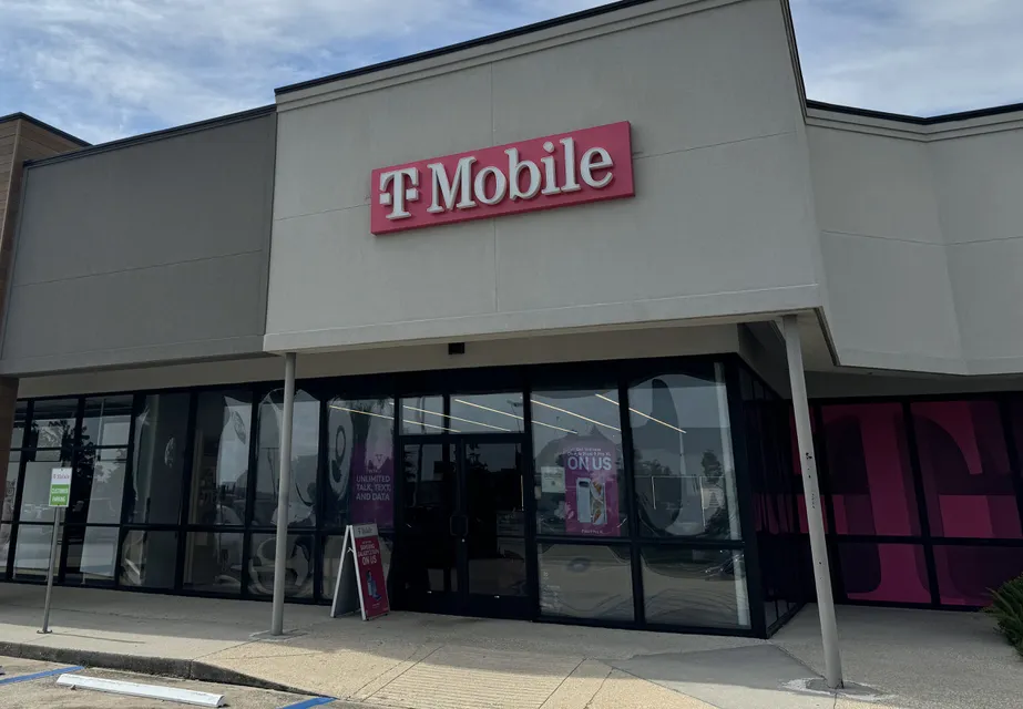  Exterior photo of T-Mobile Store at Elmwood, Harahan, LA 