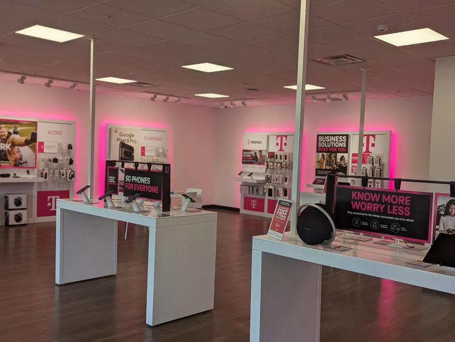 Foto del interior de la tienda T-Mobile en Main & Duzine, New Paltz, NY