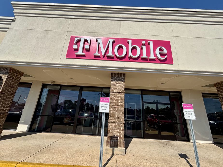 Exterior photo of T-Mobile Store at Airport & I-65, Mobile, AL
