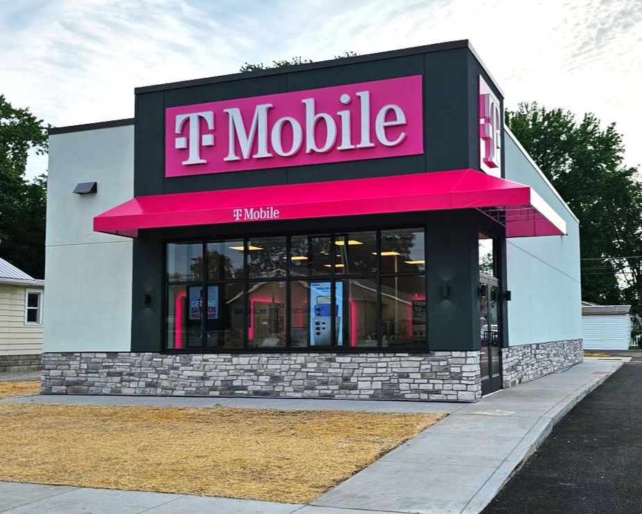 Exterior photo of T-Mobile Store at Washington & Grant, Du Quoin, IL