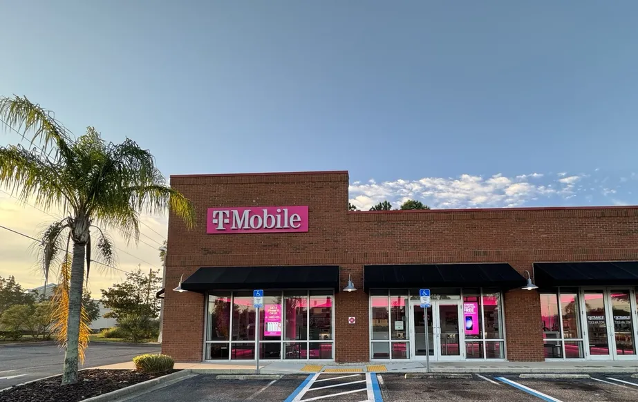 Foto del exterior de la tienda T-Mobile en Cobblestone Village, St Augustine, FL