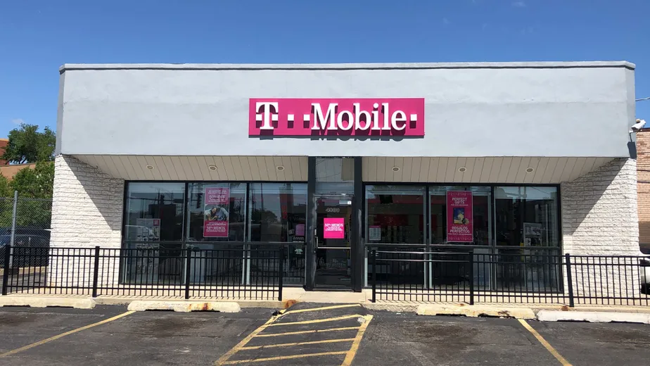 Exterior photo of T-Mobile store at West Fullerton & West Pulaski, Chicago, IL