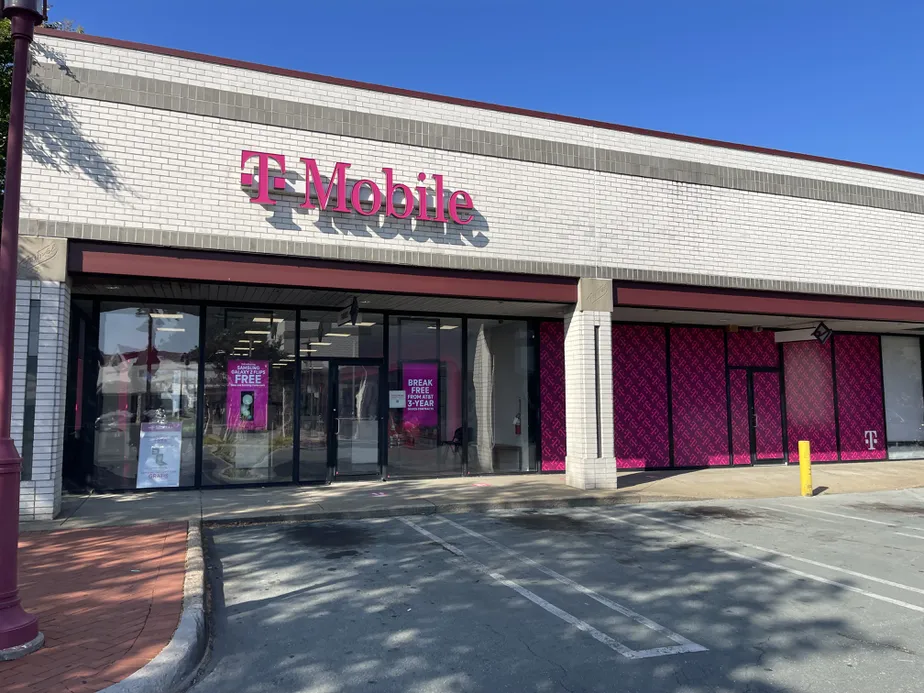  Exterior photo of T-Mobile Store at Midlothian & Moorefield Park, Richmond, VA 