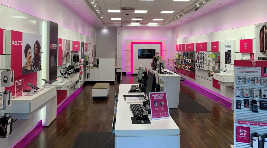 Foto del interior de la tienda T-Mobile en The Falls Mall, Miami, FL