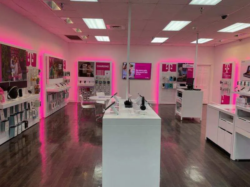 Foto del interior de la tienda T-Mobile en Union Square, New Castle, PA