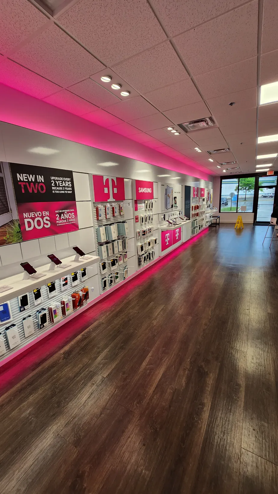 Foto del interior de la tienda T-Mobile en N Rand Rd & E Dundee Rd, Palatine, IL