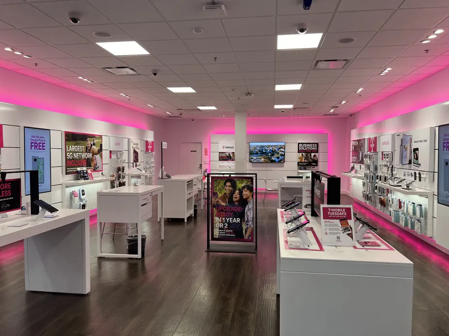 Foto del interior de la tienda T-Mobile en Glenbrook Square, Fort Wayne, IN