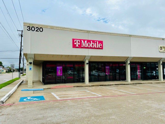 Exterior photo of T-Mobile Store at 7th St & University, Fort Worth, TX