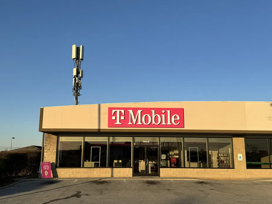  Exterior photo of T-Mobile Store at N Dixie Hwy & Ring Rd, Elizabethtown, KY 