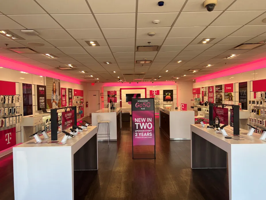 Foto del interior de la tienda T-Mobile en 1st & Shields, Fresno, CA