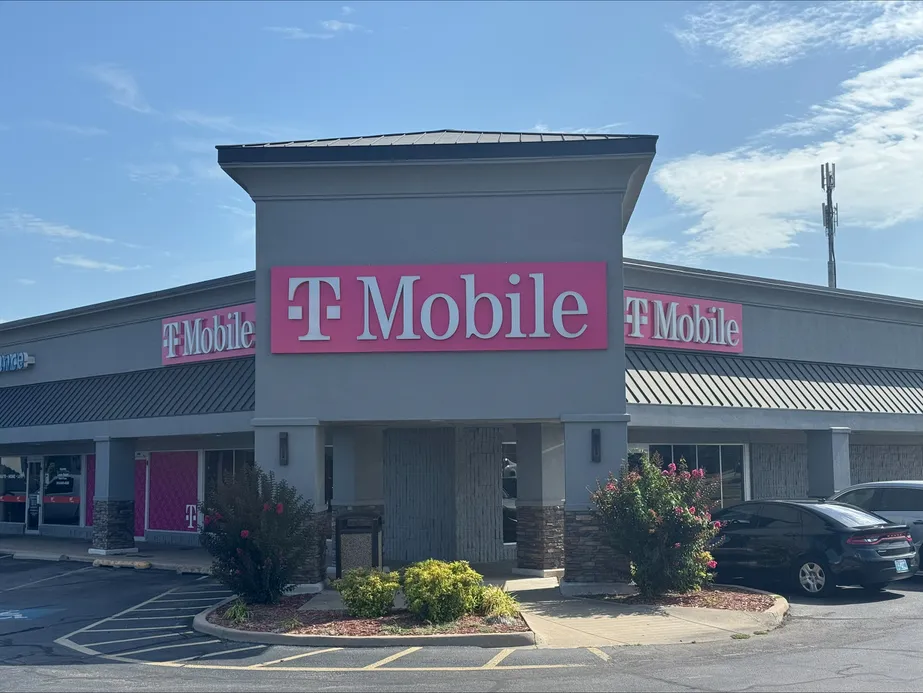  Exterior photo of T-Mobile Store at 31st & Garnett, Tulsa, OK 