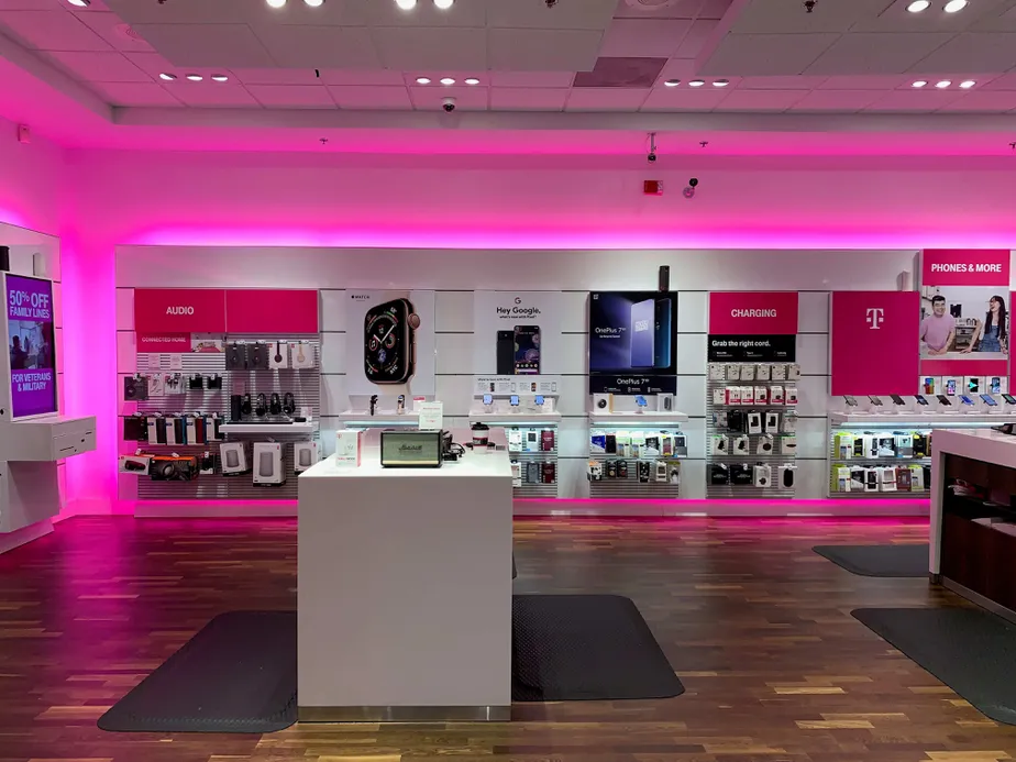 Foto del interior de la tienda T-Mobile en Westshore Plaza Mall, Tampa, FL