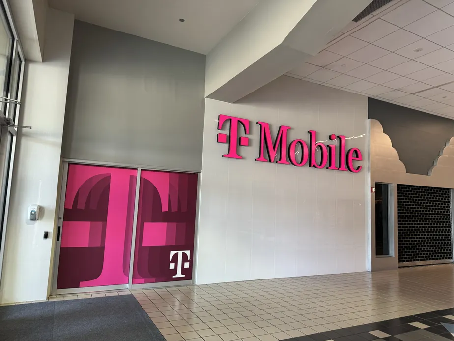  Exterior photo of T-Mobile Store at Southland Mall, Houma, LA 