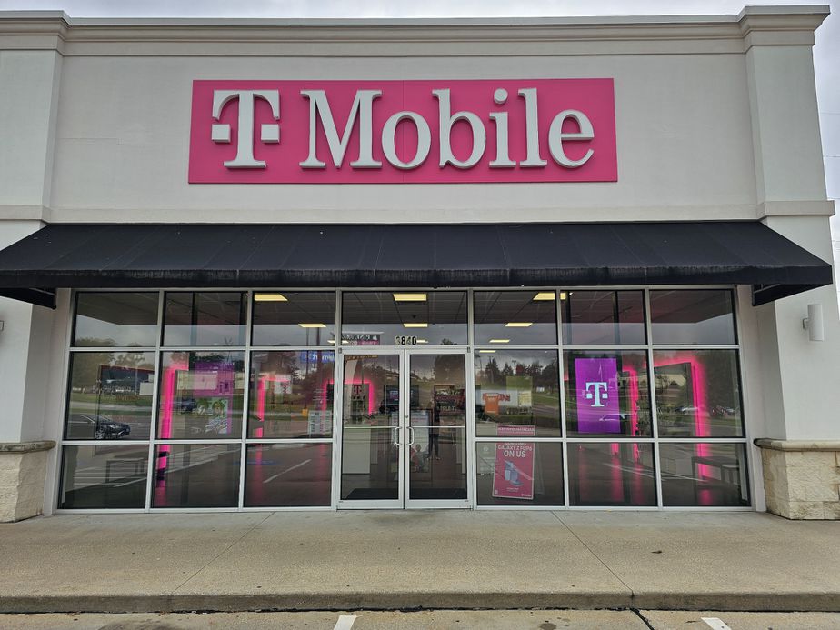 Exterior photo of T-Mobile Store at TX 64 & Hwy 323, Tyler, TX