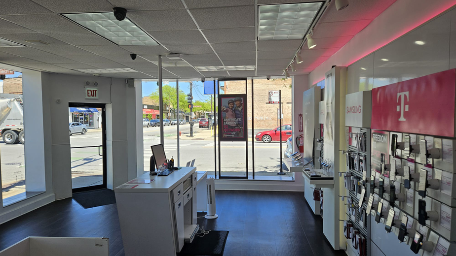 Foto del interior de la tienda T-Mobile en 106th & Ewing, Chicago, IL