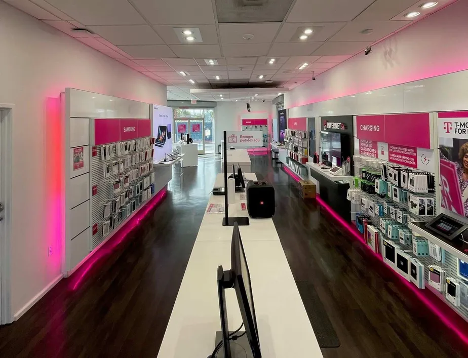 Foto del interior de la tienda T-Mobile en 17th & Santa Ana, Costa Mesa, CA