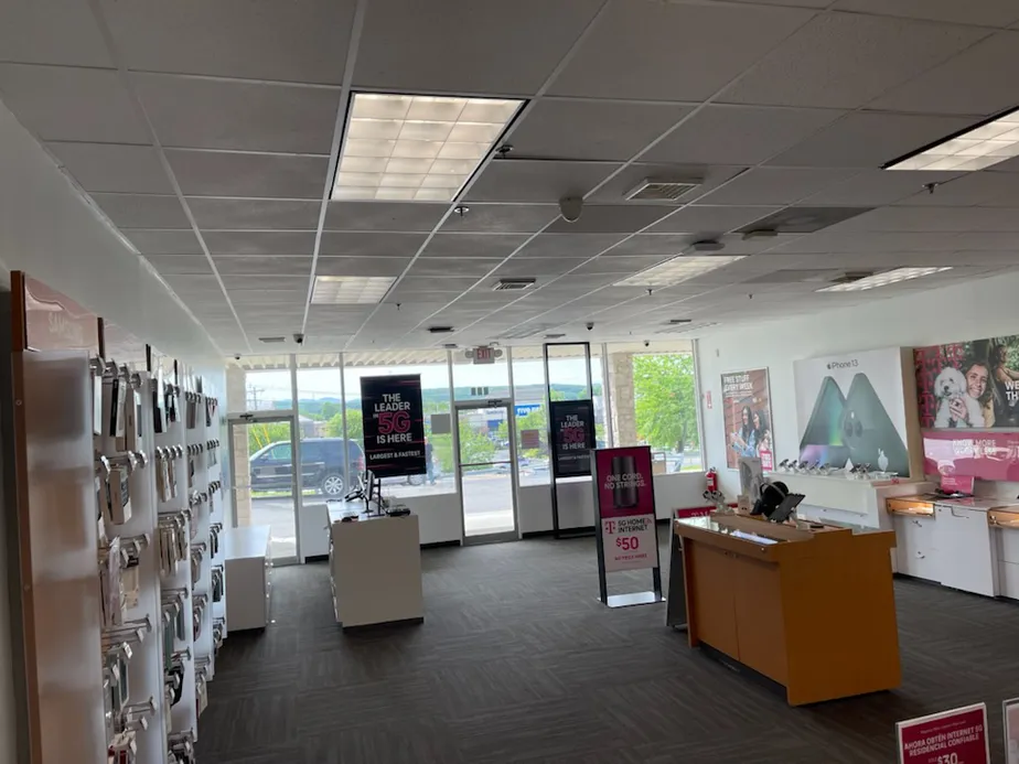 Foto del interior de la tienda T-Mobile en Ulster Ave & Kings Mall Ct, Kingston, NY