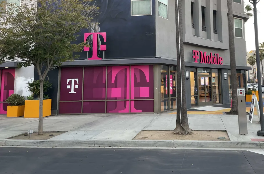 Exterior photo of T-Mobile Store at 4th & Promenade, Long Beach, CA