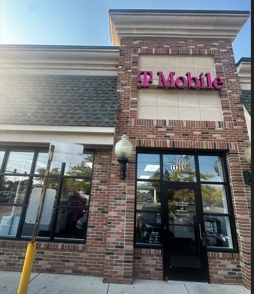 Exterior photo of T-Mobile Store at S Saginaw St & Old Bridge Rd, Grand Blanc, MI
