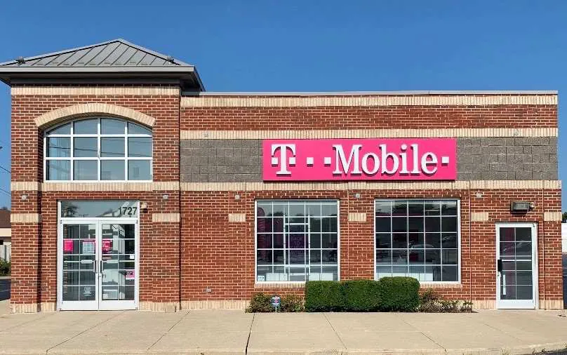 Exterior photo of T-Mobile store at Memorial Dr & Parkview Dr, New Castle, IN