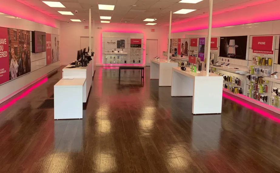 Foto del interior de la tienda T-Mobile en Mountain Rd & Gov Ritchie Hwy, Glen Burnie, MD