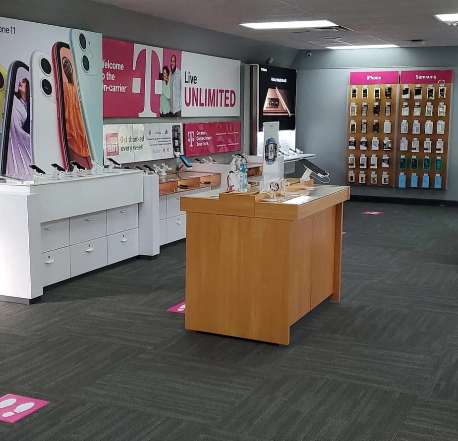 Foto del interior de la tienda T-Mobile en W Burleigh Blvd & N Sinclair Ave, Tavares, FL