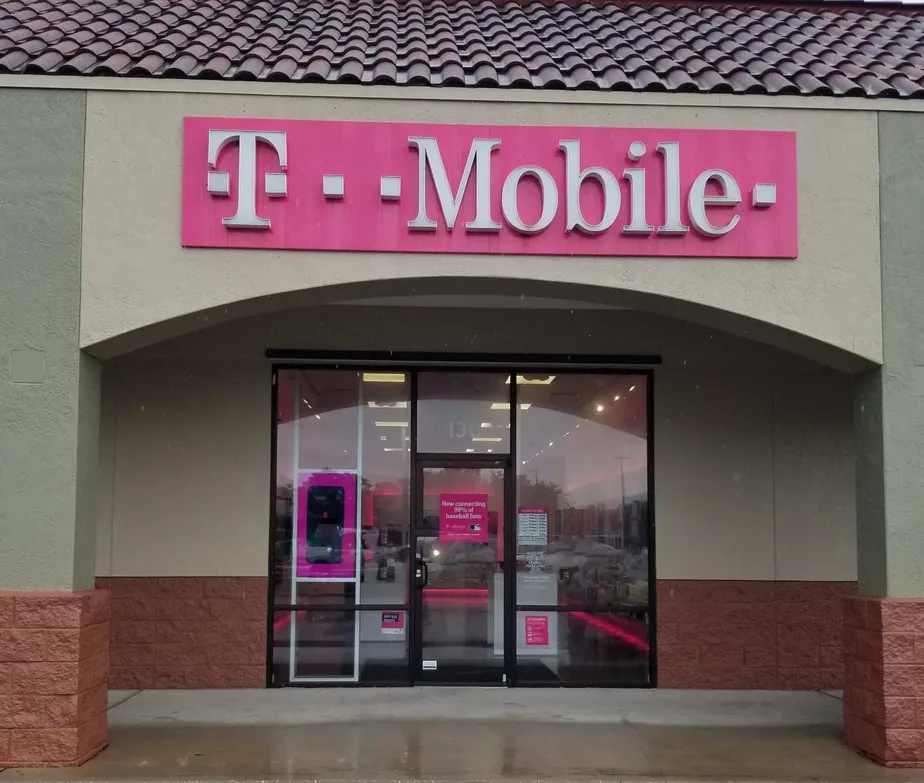 Foto del exterior de la tienda T-Mobile en Mariner Blvd & County Line Rd, Spring Hill, FL