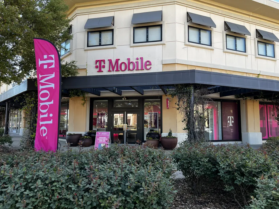 Foto del exterior de la tienda T-Mobile en Market St & Mckenzie Ln, Flowood, MS