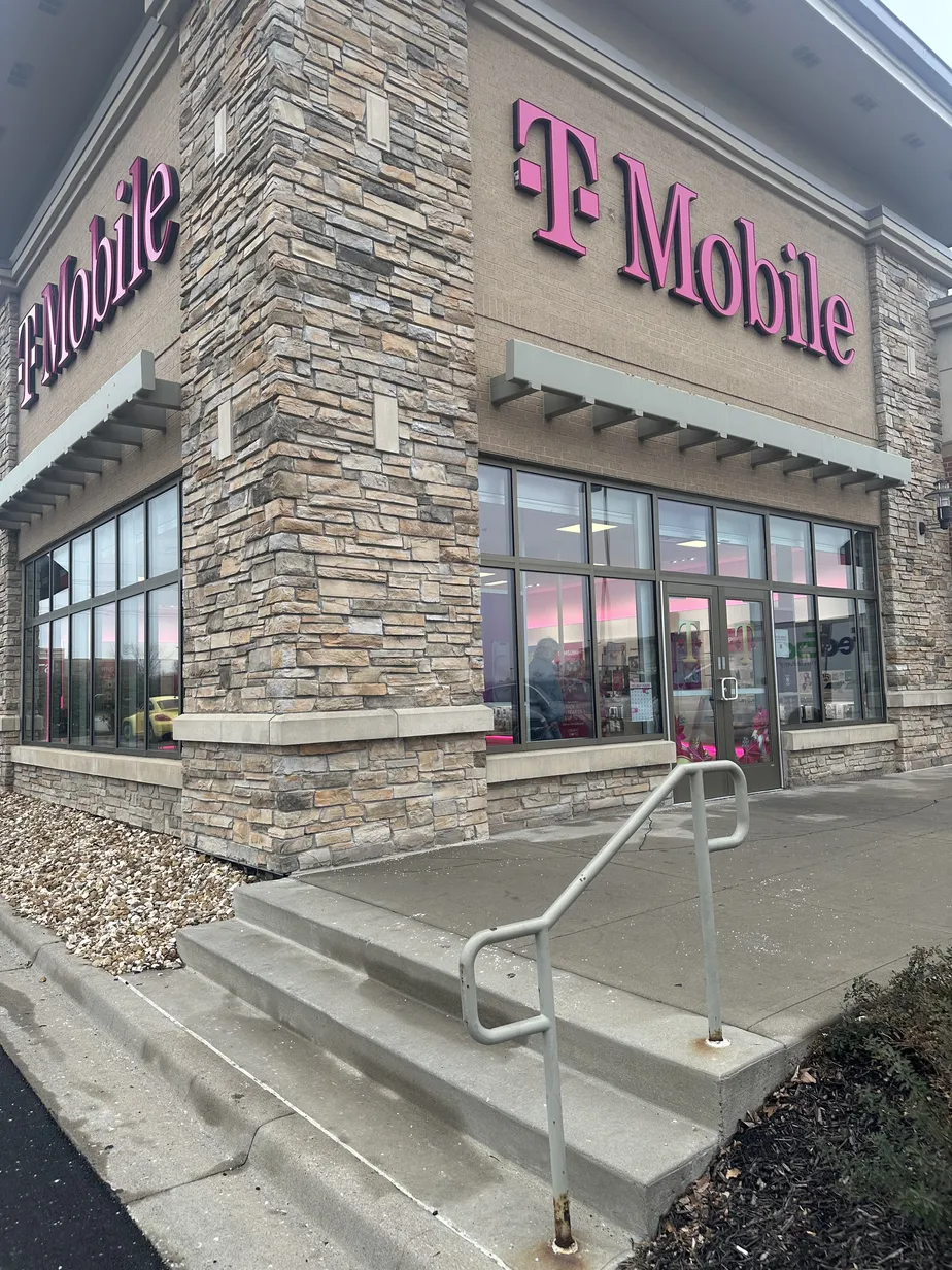  Exterior photo of T-Mobile Store at 135th St & Metcalf Ave, Overland Park, KS 