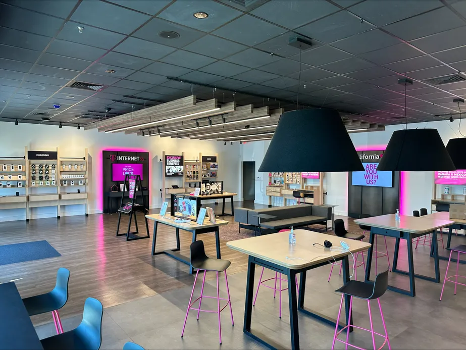 Foto del interior de la tienda T-Mobile en Sunwest Village, Lodi, CA