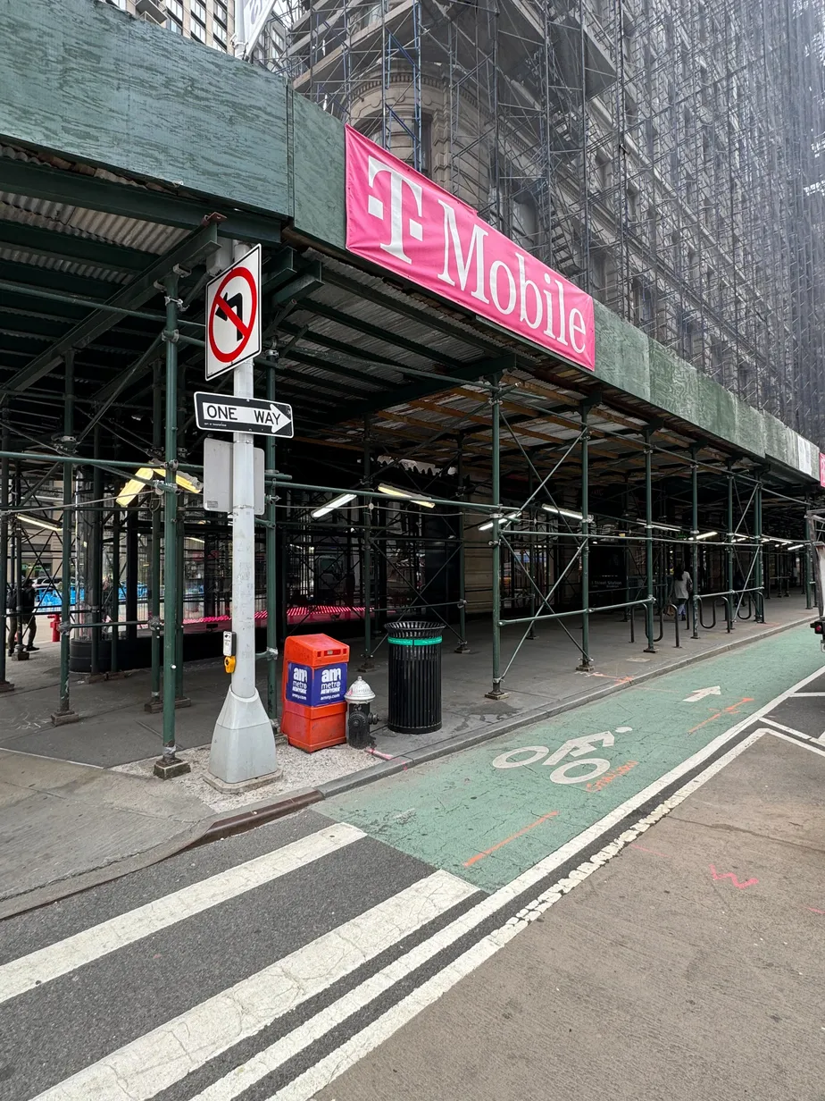 Foto del exterior de la tienda T-Mobile en E 23rd St & 5th Ave, New York, NY