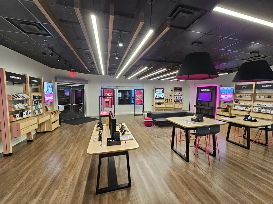 Foto del interior de la tienda T-Mobile en Apple Valley East, Apple Valley, MN