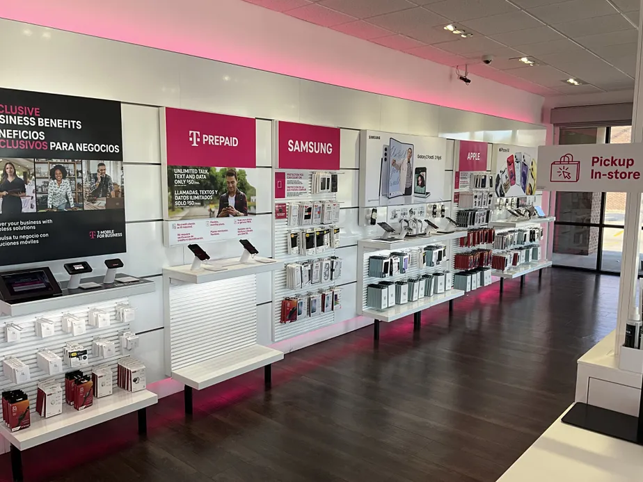 Foto del interior de la tienda T-Mobile en McPherson & Calton, Laredo, TX