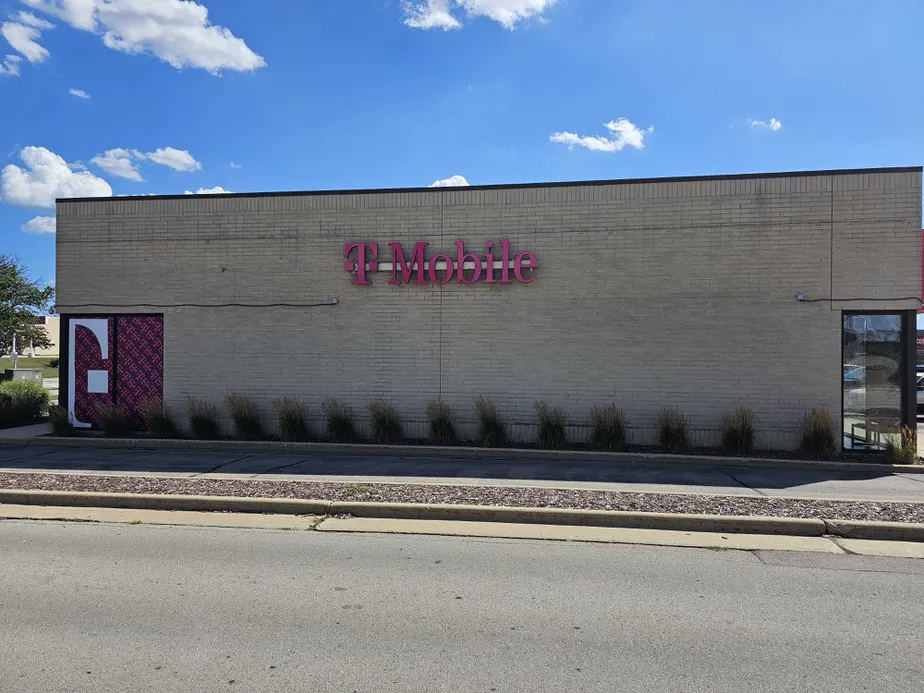 Exterior photo of T-Mobile Store at S Green Bay Rd & Regency West Dr, Racine, WI