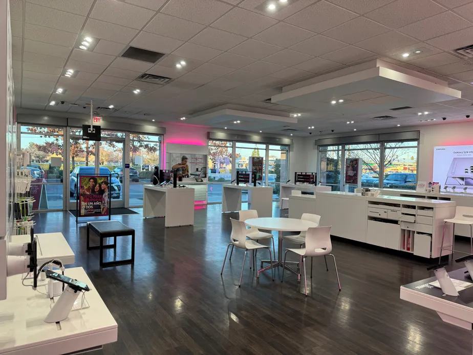Foto del interior de la tienda T-Mobile en Panama & Wible, Bakersfield, CA