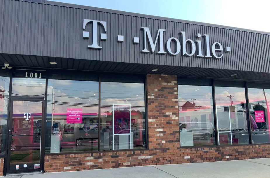 Exterior photo of T-Mobile store at Alexis & Lewis 2, Toledo, OH