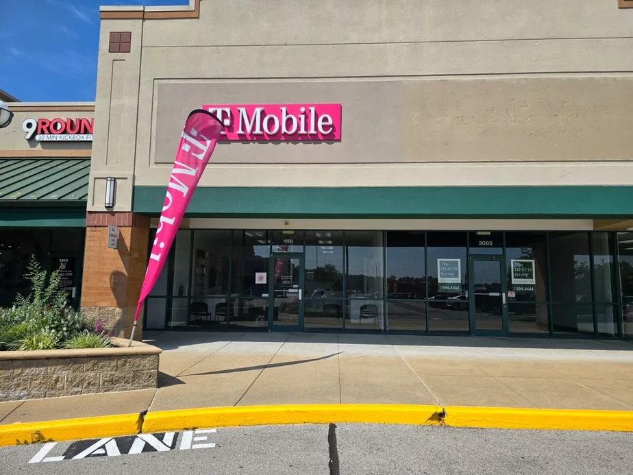  Exterior photo of T-Mobile Store at Washington Xing & Steutermann Rd, Washington, MO 