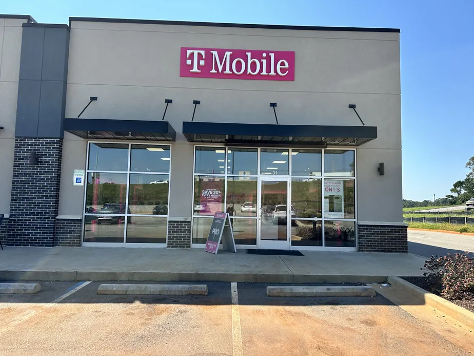  Exterior photo of T-Mobile Store at Martindale Plaza, Ozark, AL 