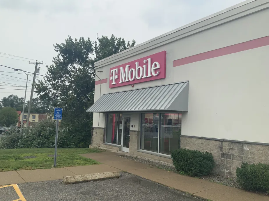 Foto del exterior de la tienda T-Mobile en Highland Ave, Seekonk, MA