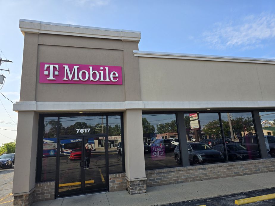 Exterior photo of T-Mobile Store at Rt 20 & Rt 306, Mentor, OH