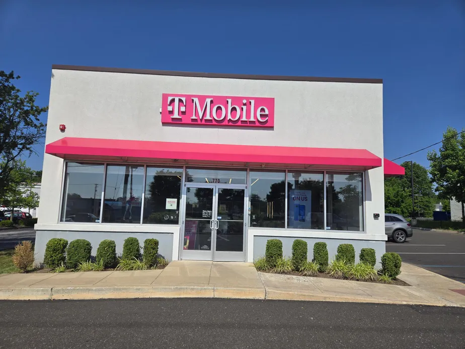  Exterior photo of T-Mobile Store at Bethlehem Pike & N Wales Rd, Montgomeryville, PA 