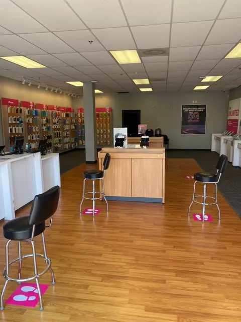Foto del interior de la tienda T-Mobile en Benton Rd & Penfield Ln, Winchester, CA