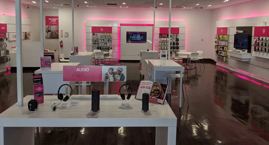 Foto del interior de la tienda T-Mobile en Rosemead & Foothill, Pasadena, CA